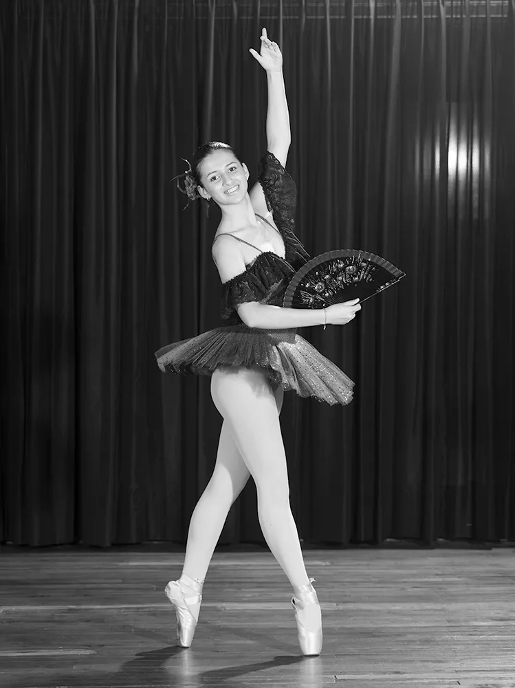 Bailarina en escena, fotografía en blanco y negro