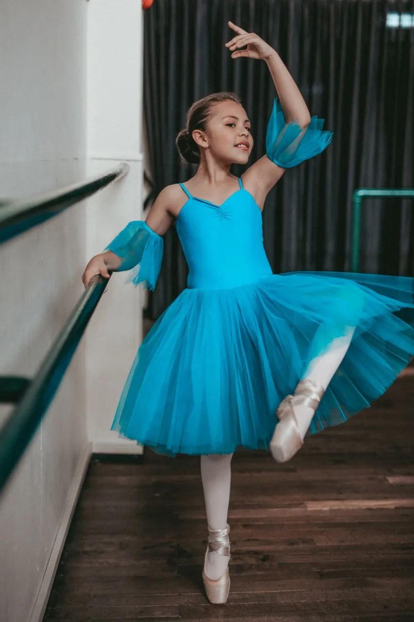 Bailarina en punta con tutú azul